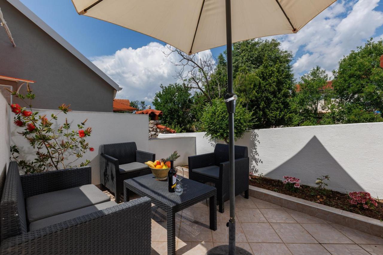 Charming Studio With Hot Tube, Terrace, Barbecue And Garden Kraljevica Exterior foto