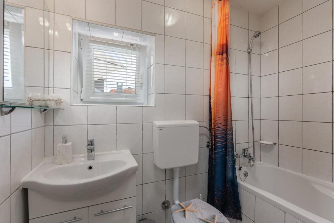 Charming Studio With Hot Tube, Terrace, Barbecue And Garden Kraljevica Exterior foto