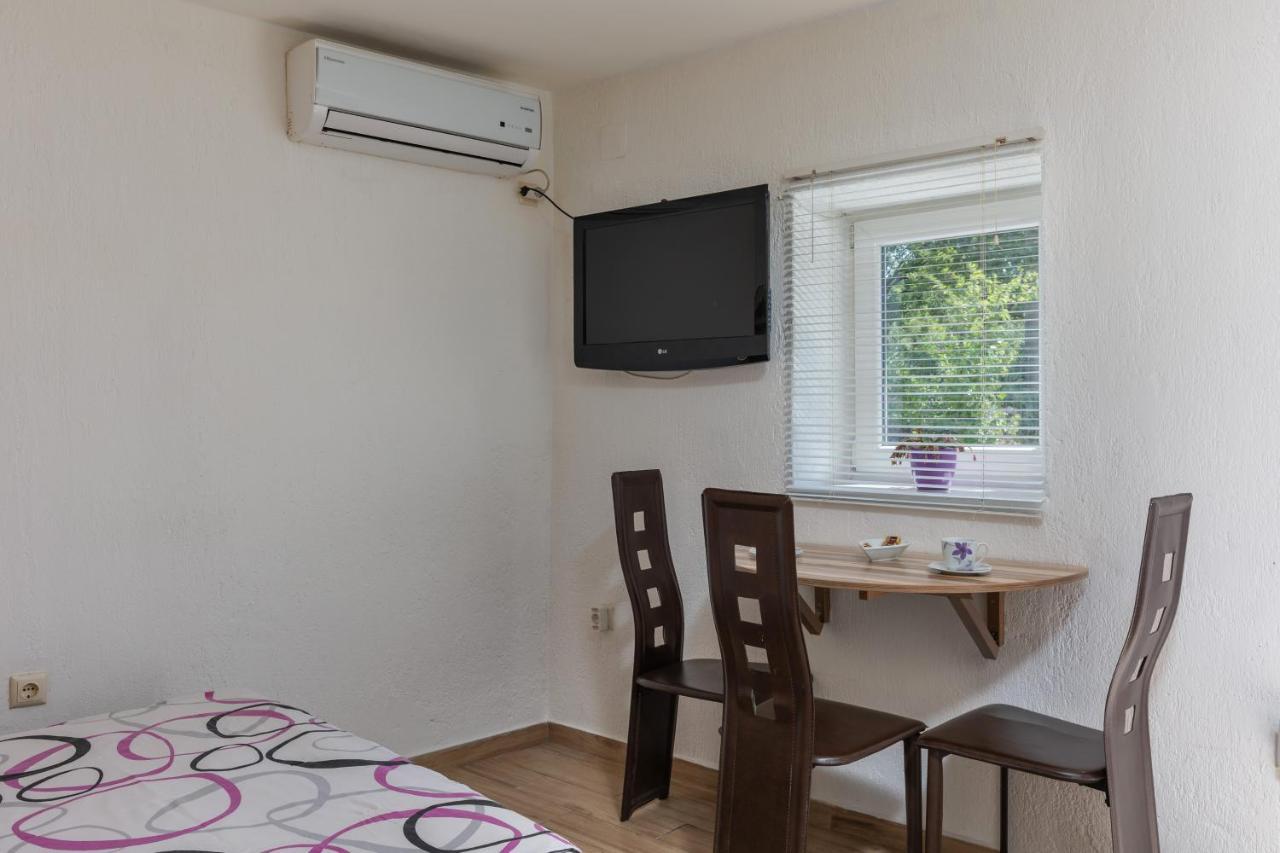 Charming Studio With Hot Tube, Terrace, Barbecue And Garden Kraljevica Exterior foto
